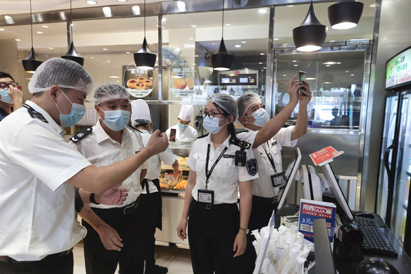 市市场监管局龙华局开展“创三城”之农村假冒伪劣食品安全治理统一执法行动.jpg