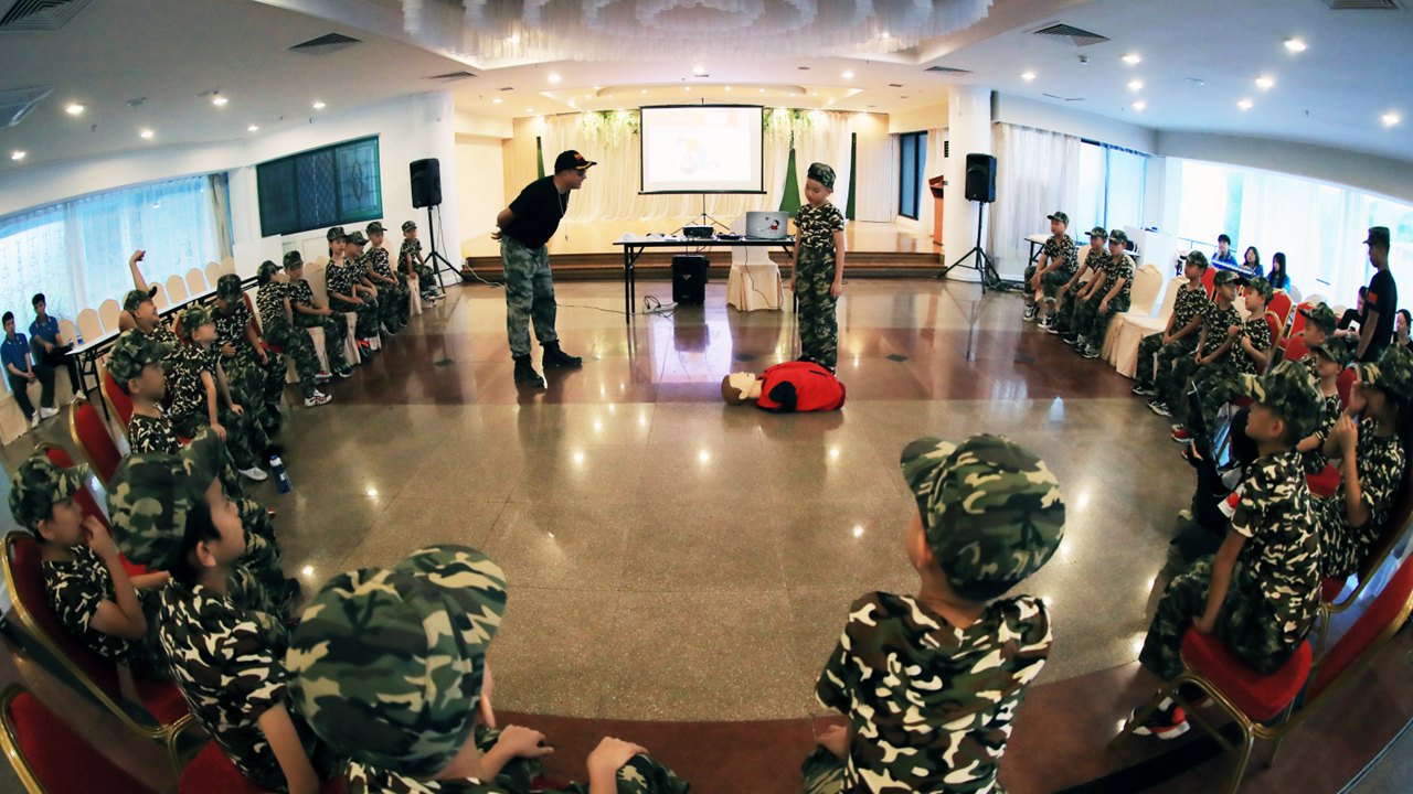 参营的小队员们围成一圈，仔细听教练讲解如何针对溺水人员进行急救。 B79I6051_副本.jpg