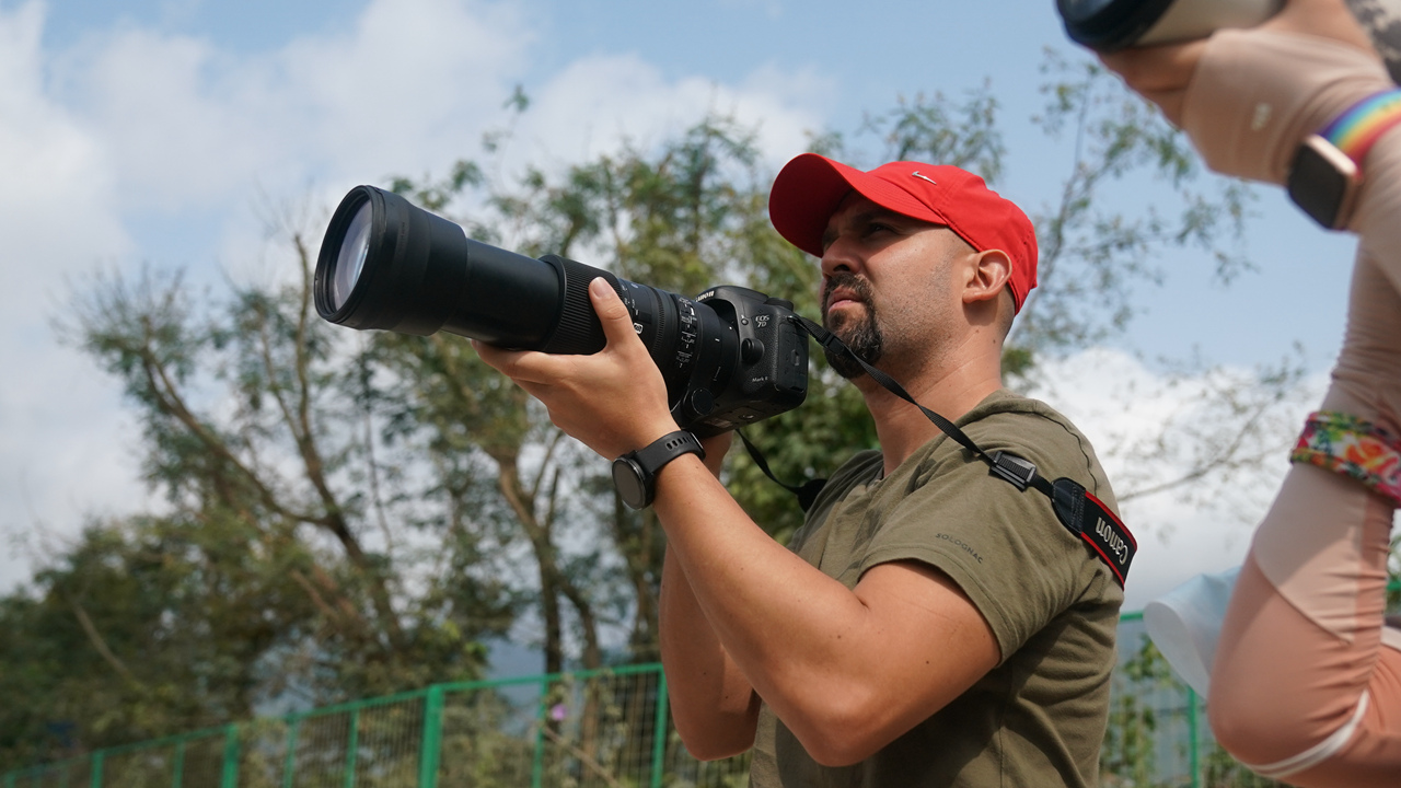 Cohen searches for animals with his telephoto camera in Baguang. Liu Xudong Cohen用长焦相机拍摄动物。刘旭东摄。_副本.jpg