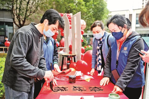 捕鱼达人在线
新时代文明实践中心开展新春游园活动，书法家为居民义写春联。.jpg