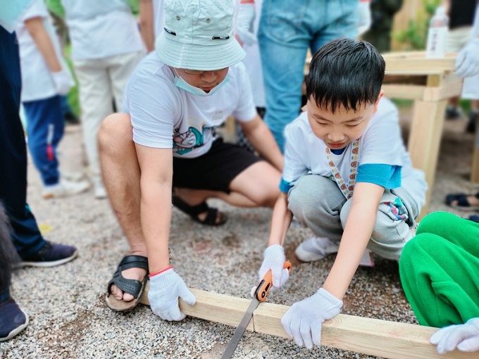 福城街道大水坑社区亲子在幸福农场上了一堂创意木工启蒙课2.jpeg