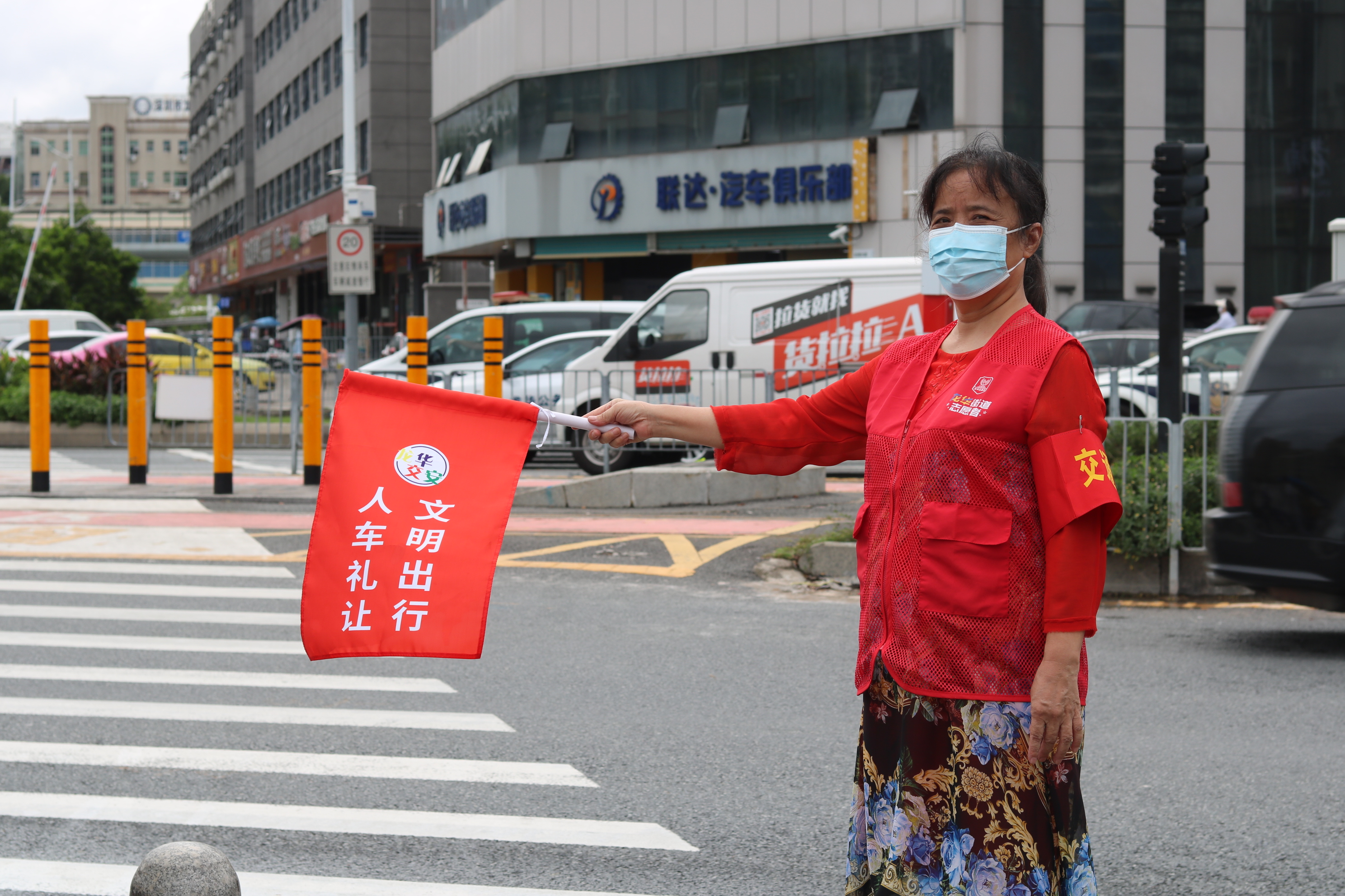 闪亮龙华街头的“红马甲” (2).jpg
