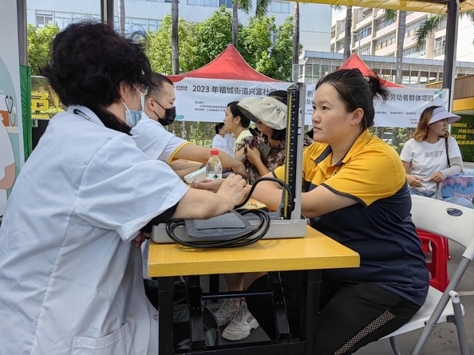 福城街道兴富社区免费为新就业群体提供体检健康咨询2.jpg