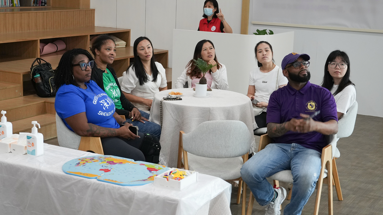 Expats join in community service
