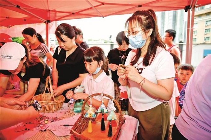 福城街道四和社区开展非遗传承集市迎端午活动1.jpg