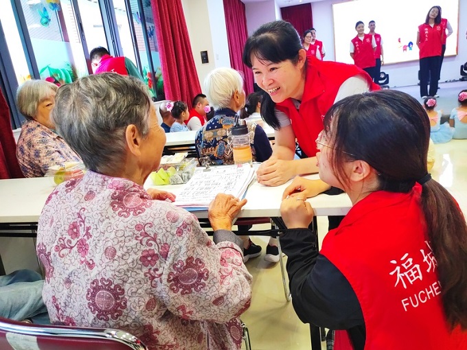 福城街道志愿者为颐养院长者送温暖,敬老慰问暖人心1.jpg