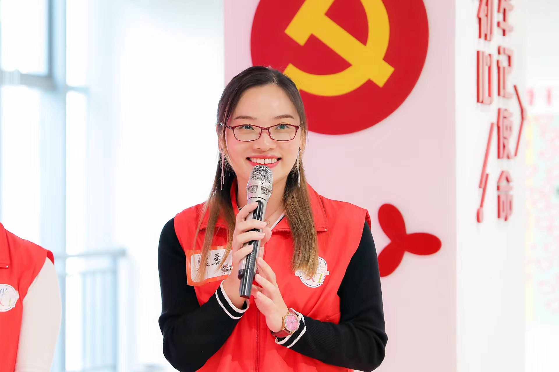 裴芙蓉以前上台发言照片.jpg