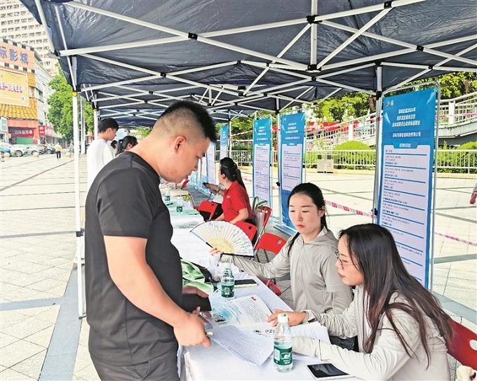 福城街道举行2024年惠民就业服务日暨金秋招聘日公益招聘会.jpg
