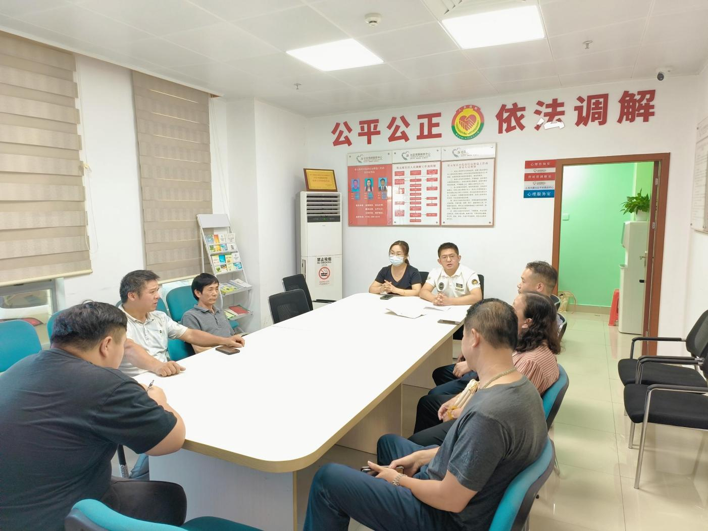 图为社区“法律明白人”正在进行矛盾纠纷调解.png