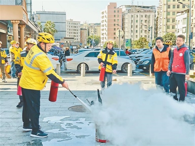福城街道大水坑社区开展“全民消防、生命至上”应急消防主题团课1.jpg