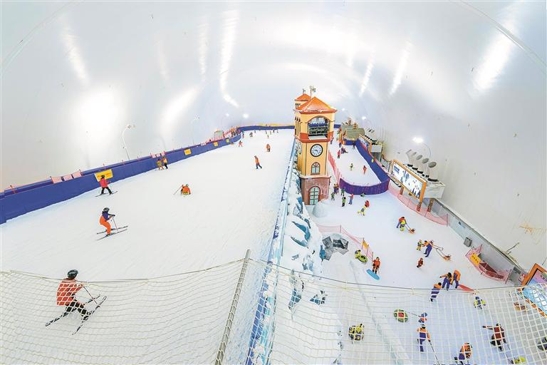 市民在卡鲁冰雪世界体验速度与激情.jpg