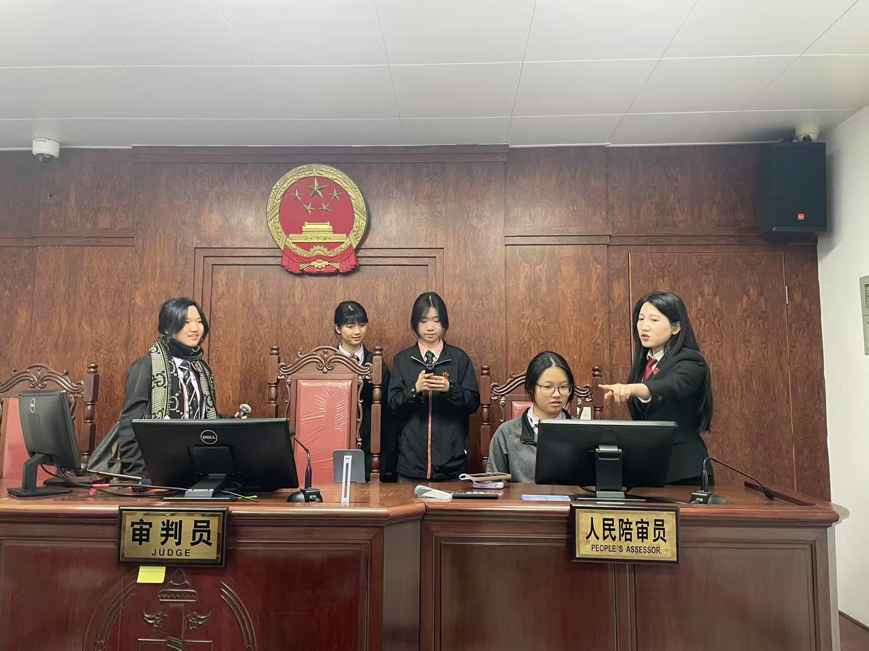 学生在参观龙华法庭2.jpg