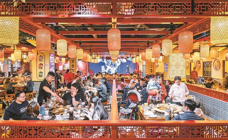 市民在后浪新天地一家火锅店用餐。.PNG