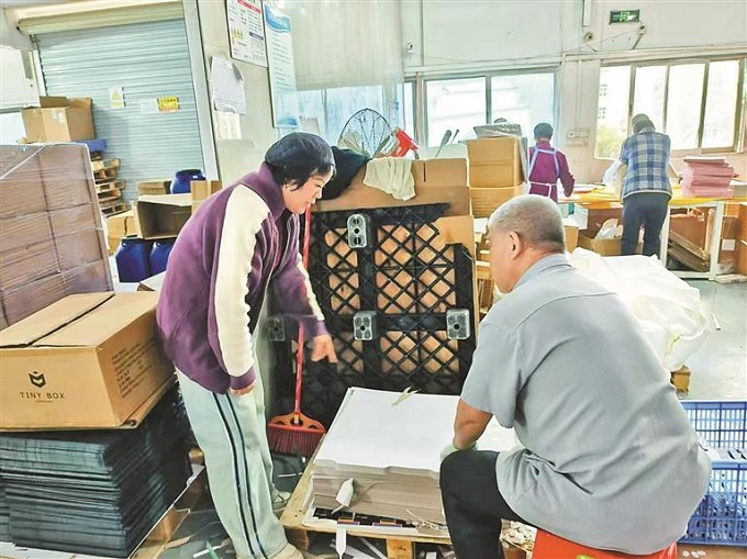 龙华这家社区工厂生产“温暖包装盒”1.jpeg