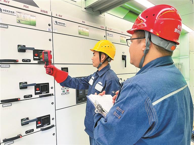 供电部门对改造后的城中村配电房进行验收.jpg