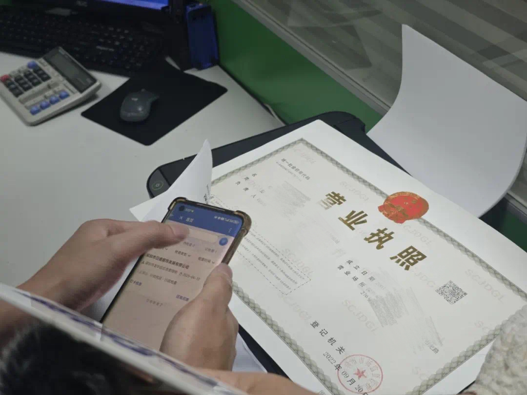 2.捕鱼达人在线
执法人员在扫描企业营业执照二维码进入企业.jpg