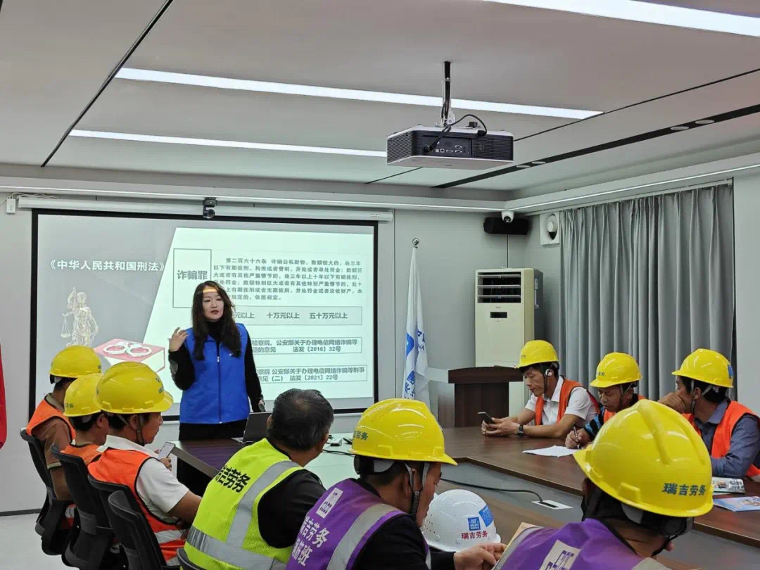 12.法律援助律师为农民工普法.jpg