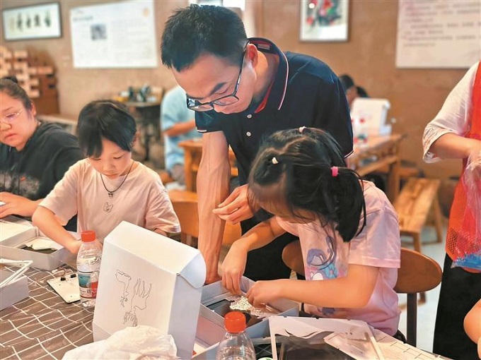 福城街道茜坑社区开展第二届“睦邻互助，定格温暖”治理项目——红色故事会活动.jpg