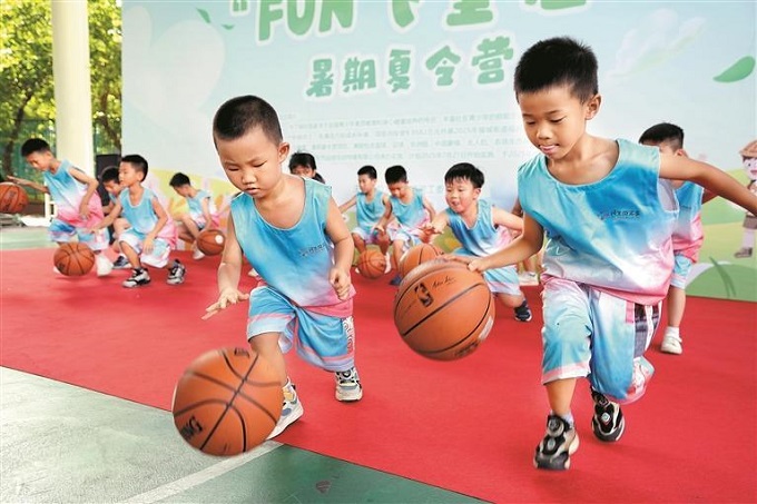 福城街道福民社区“FUN飞童想”暑期夏令营在福民社区党群服务中心篮球场落下帷幕2.jpg