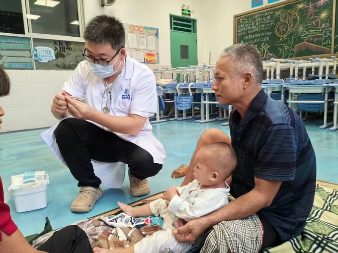 台风避险点的温情守护！一岁幼童高烧，福城街道章阁社区紧急开辟“安心房”.jpg