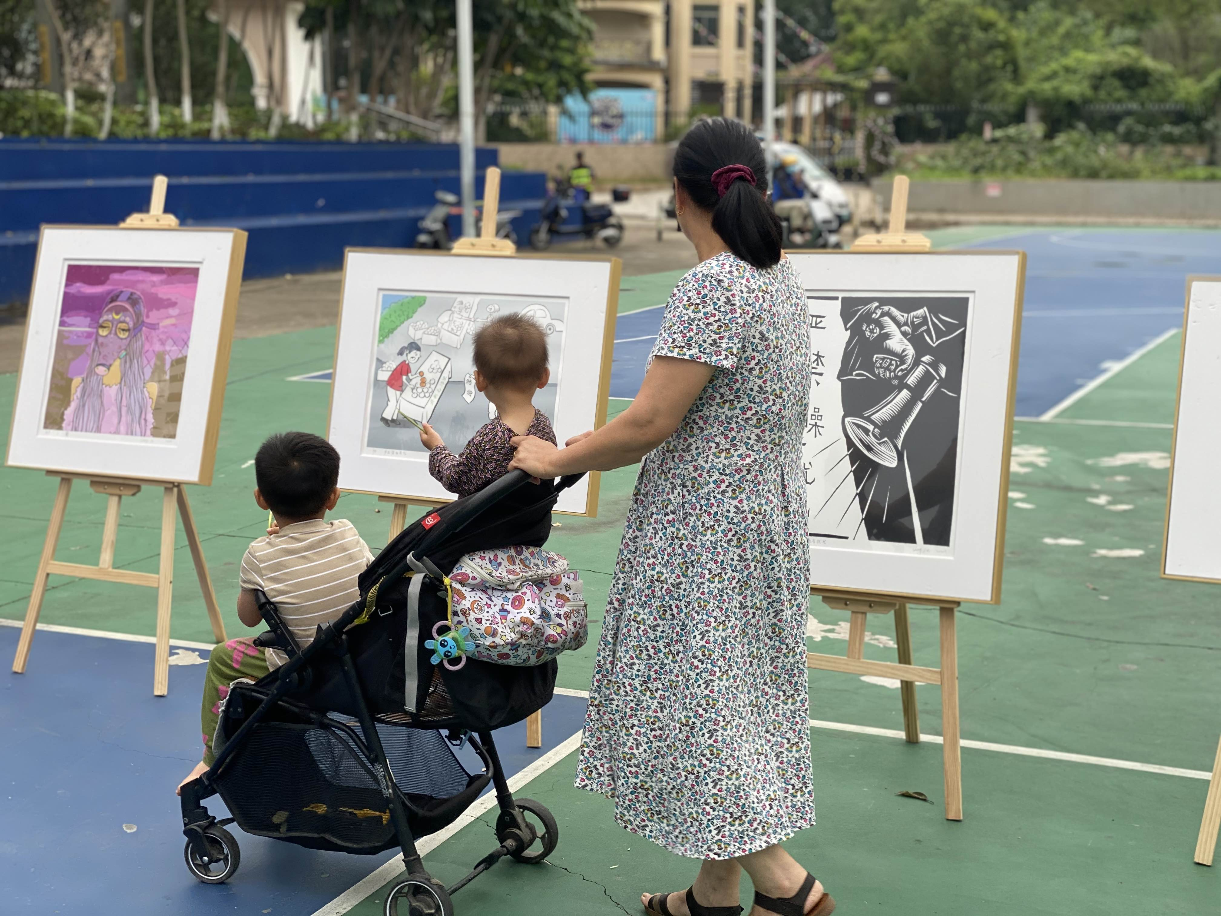 2023年5月8日,观澜司法所走进桂花法治公园,开展了“以笔绘法,以行护法”法治版画作品展进公园活动,将尊法学法融入群众生活日常.png
