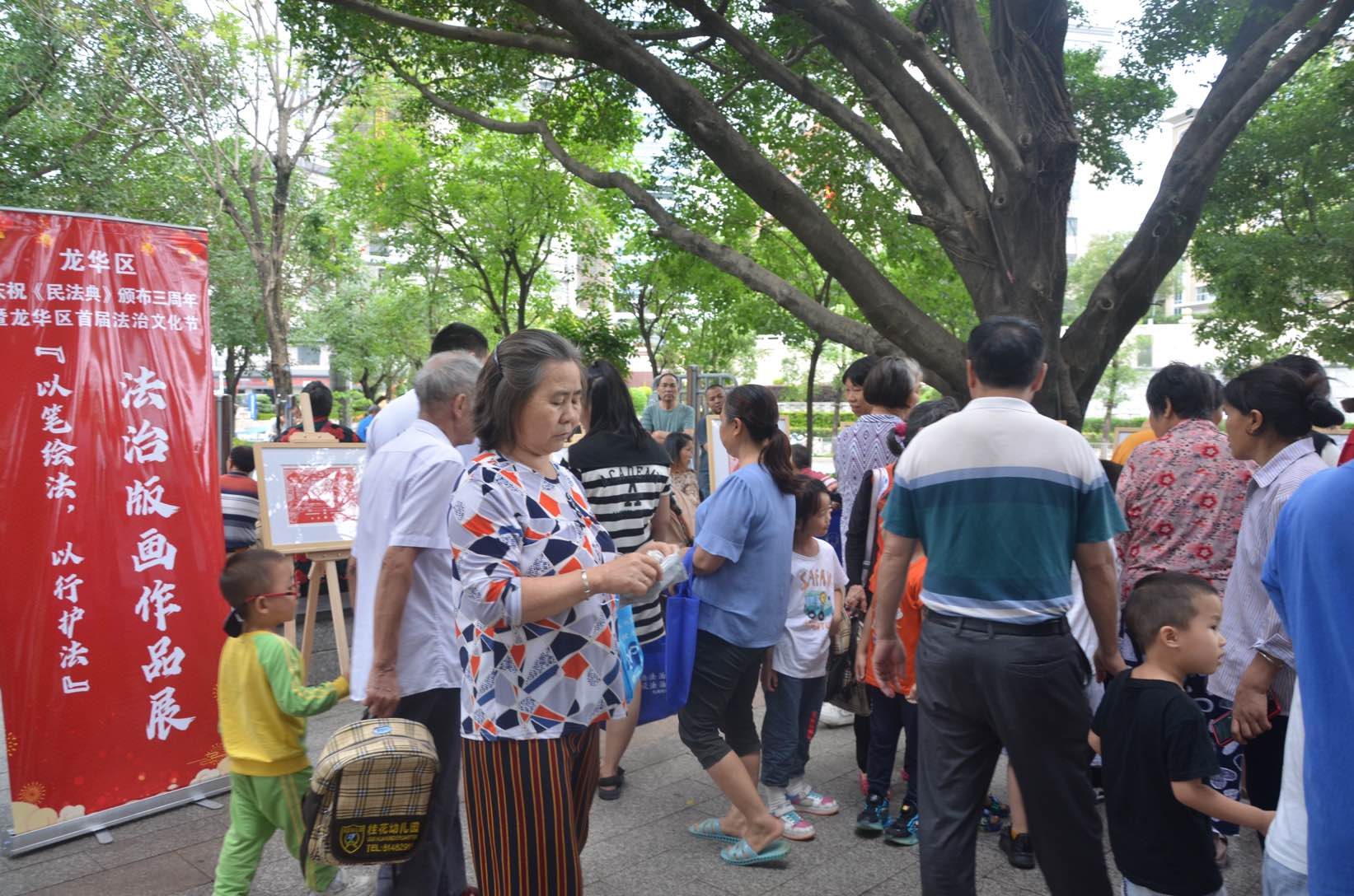 2023年5月15日,观澜司法所走进牛湖社区老二村,开展了“以笔绘法,以行护法”法治版画作品展进城中村活动,吸引众多群众驻足参与.png