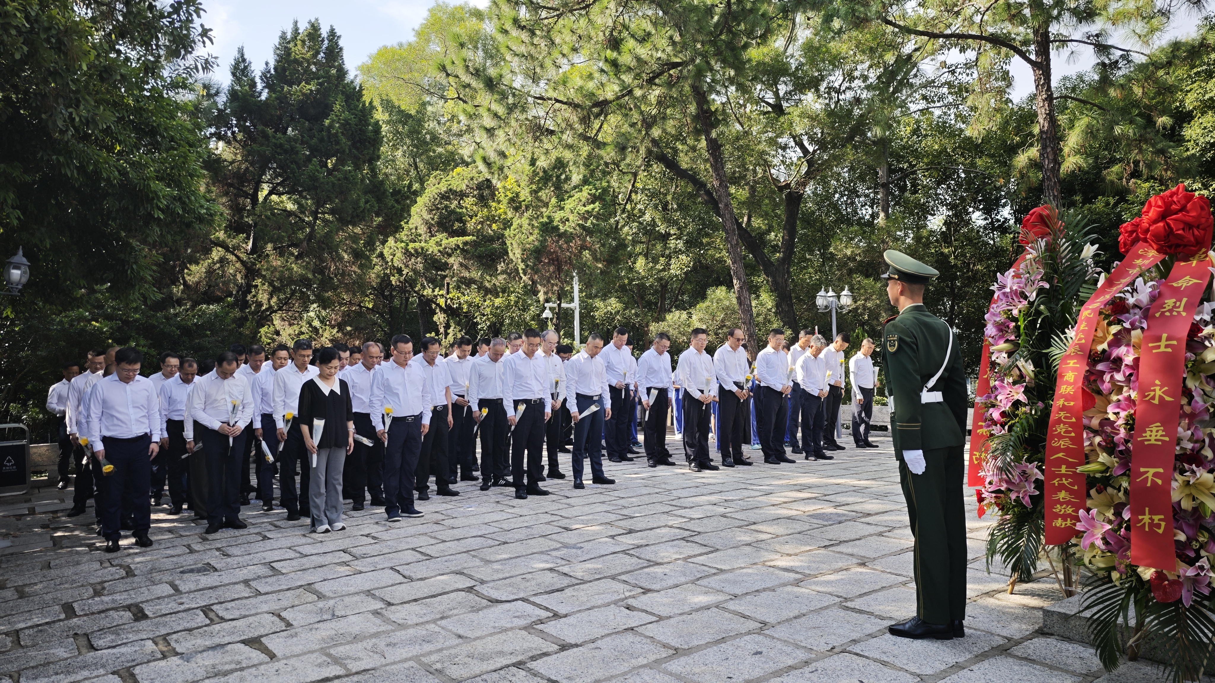 2.全体默哀.jpg