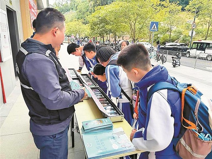 福城街道“流动禁毒课堂”开进校园.jpg