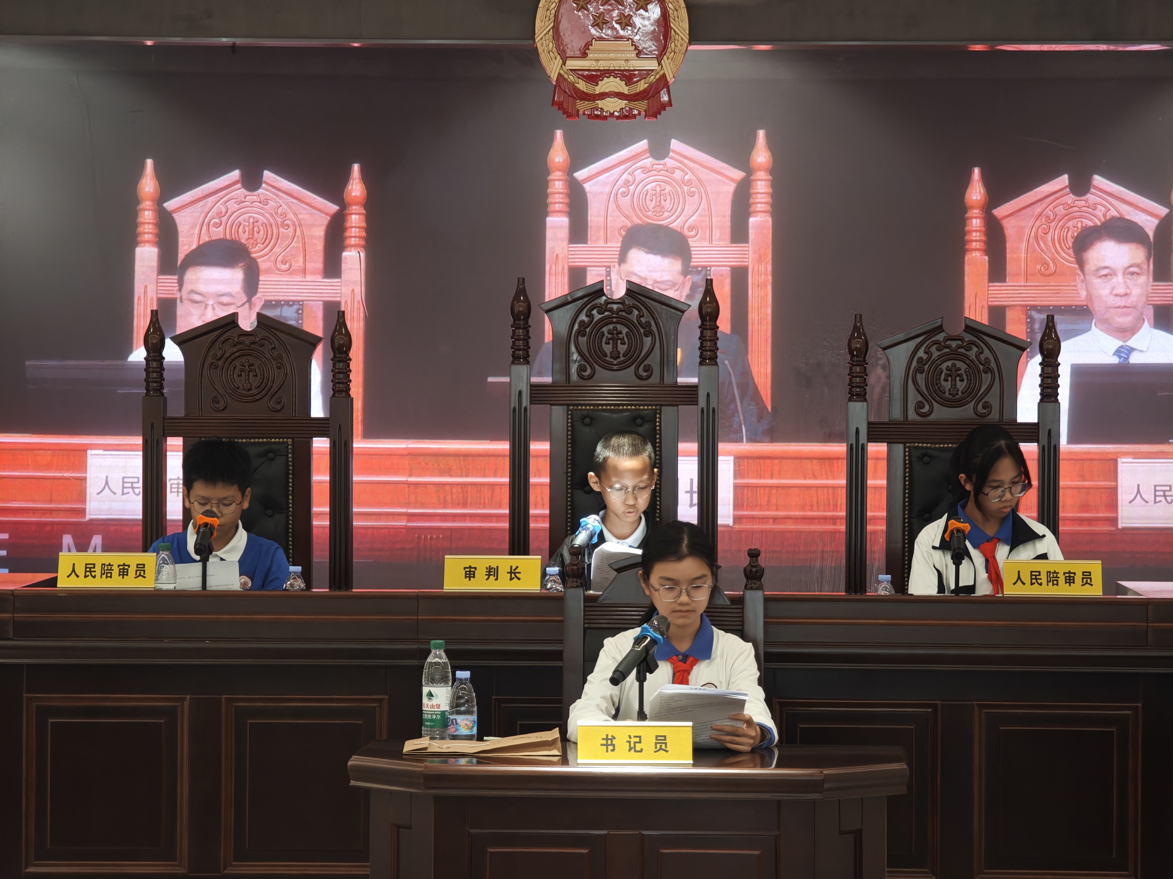 法庭中.jpg