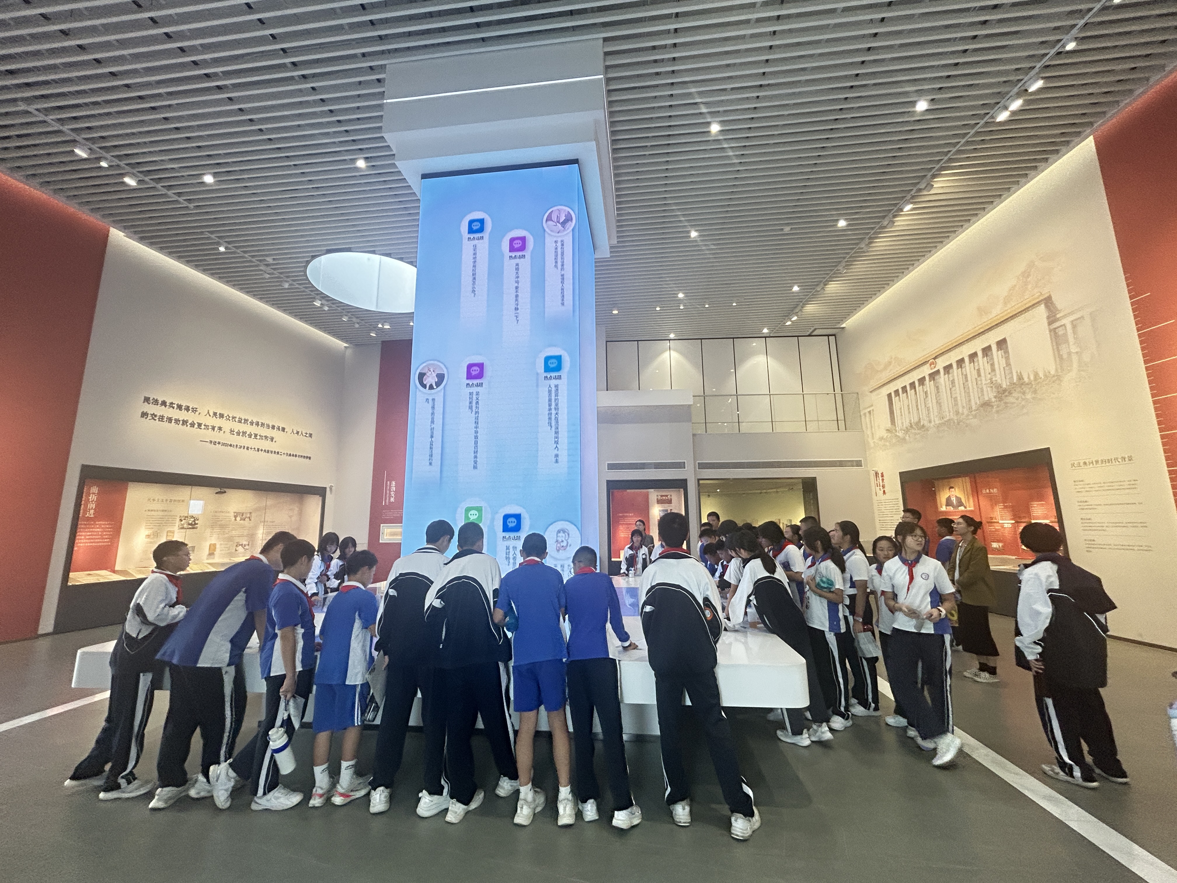 2、学生参加民法博物馆.jpg