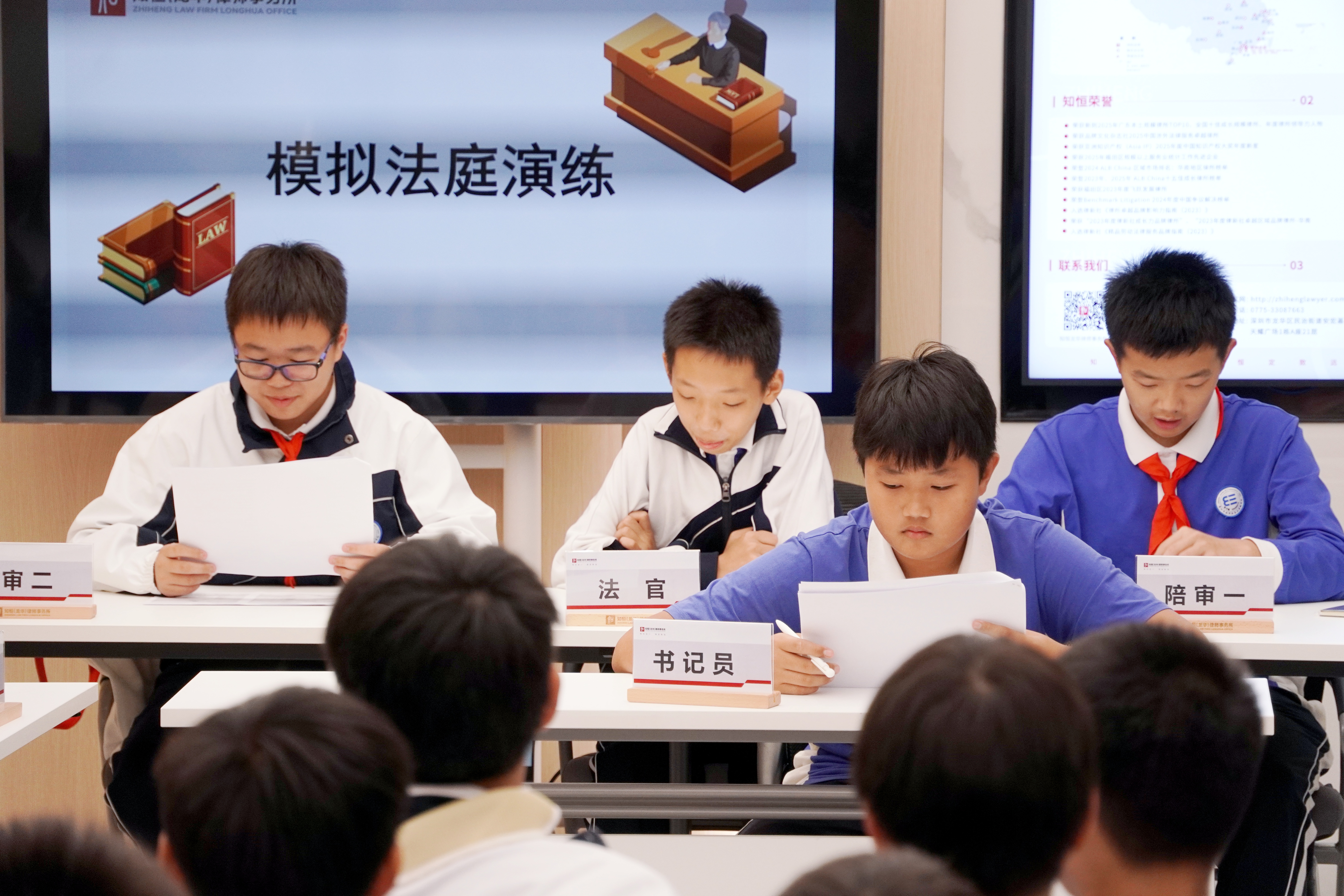 3、学生在参加模拟法庭演练.JPG