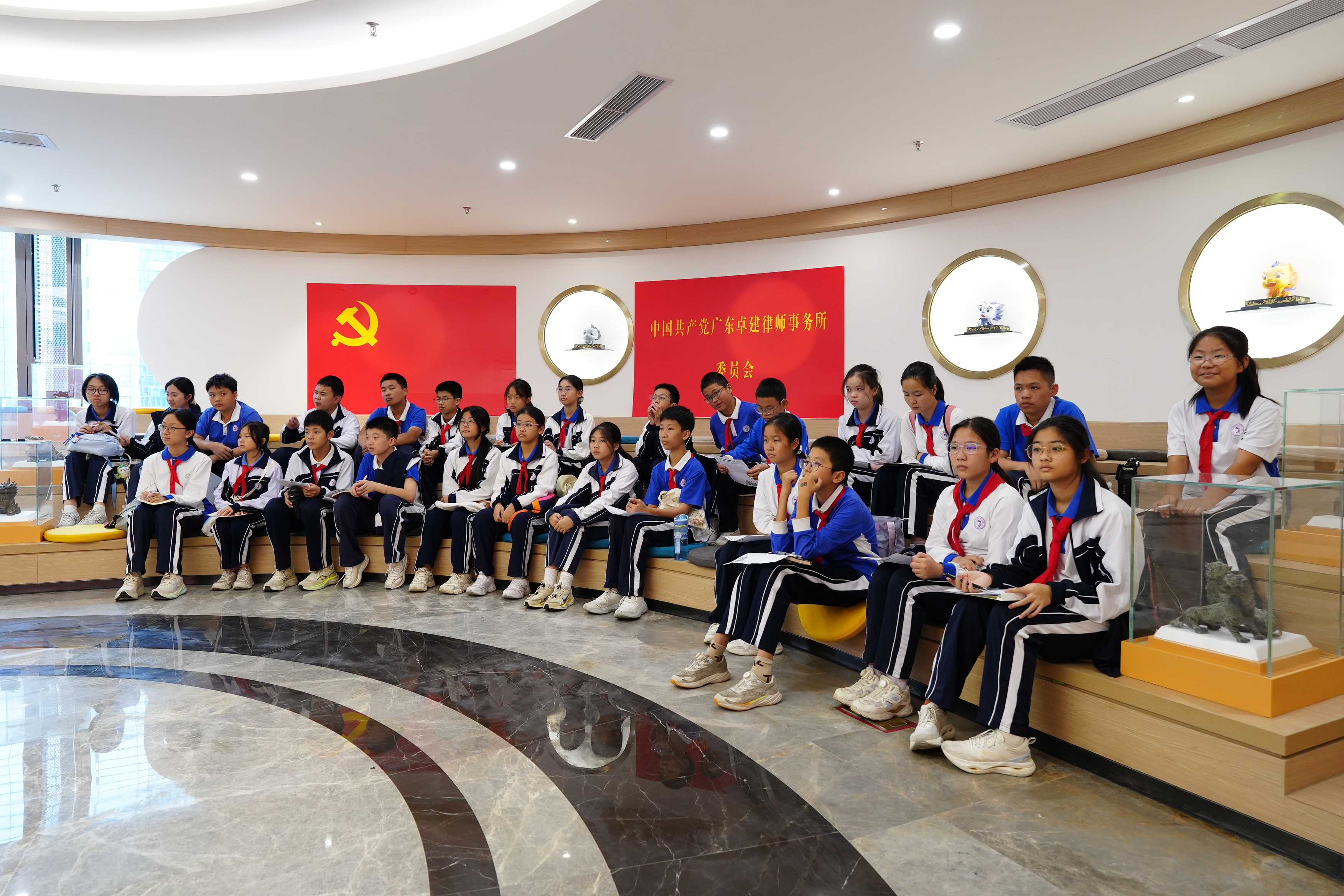 4、学生参观捕鱼达人在线
律师事务所.JPG