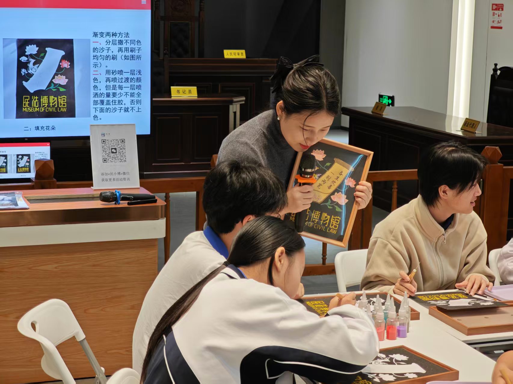7.龙华中英文实验学校学生制作法治沙画.jpg
