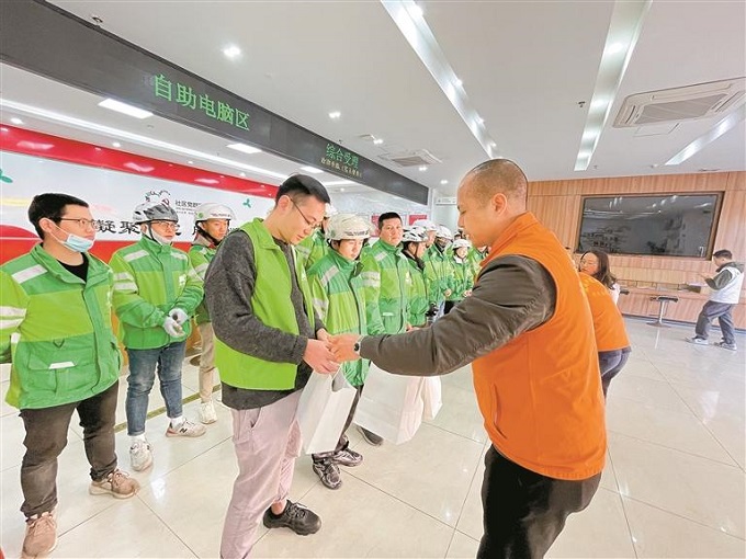 福城街道大水坑社区工联会为新就业形态劳动者送上“暖心礼包”.jpg