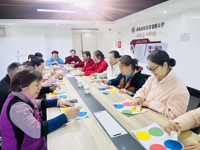 福城街道茜坑社区开展“守护记忆，乐享晚年”阿尔茨海默症预防科普活动1.webp - 副本.png