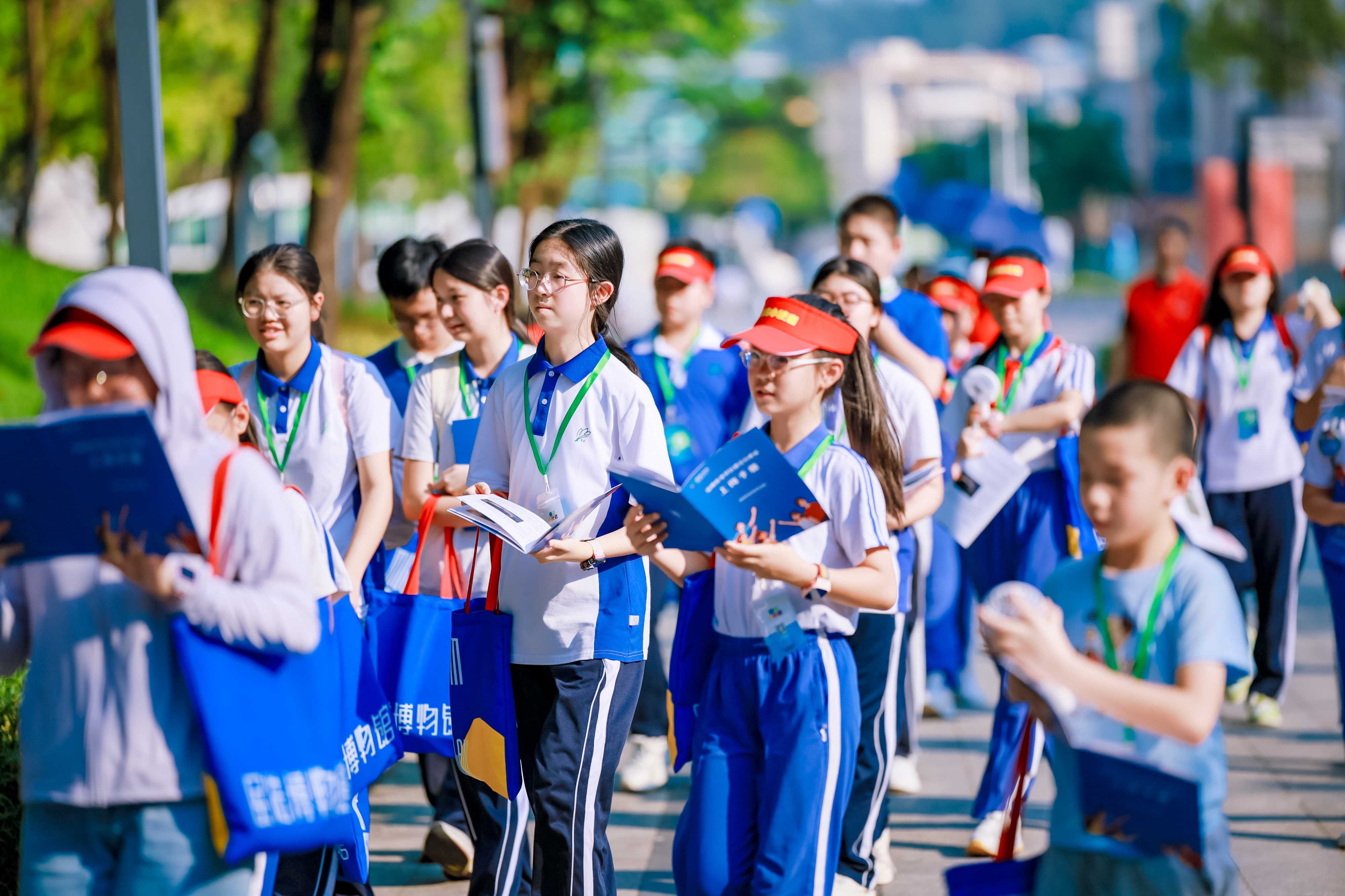 10.青少年们在研学过程中认真听讲.jpg