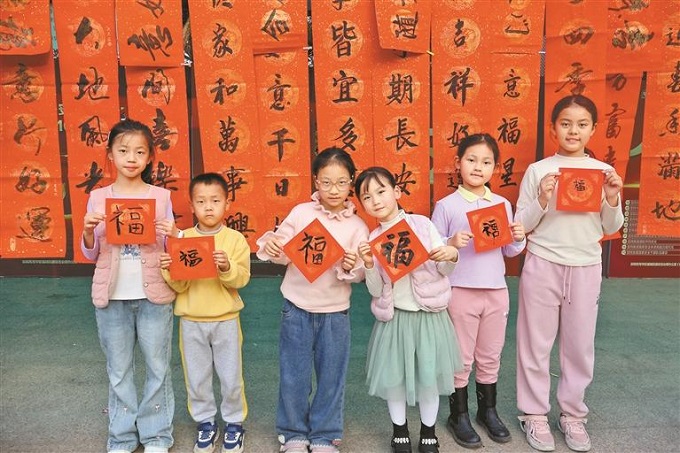 九龙山社区青少年在“春联铺”打卡.jpg