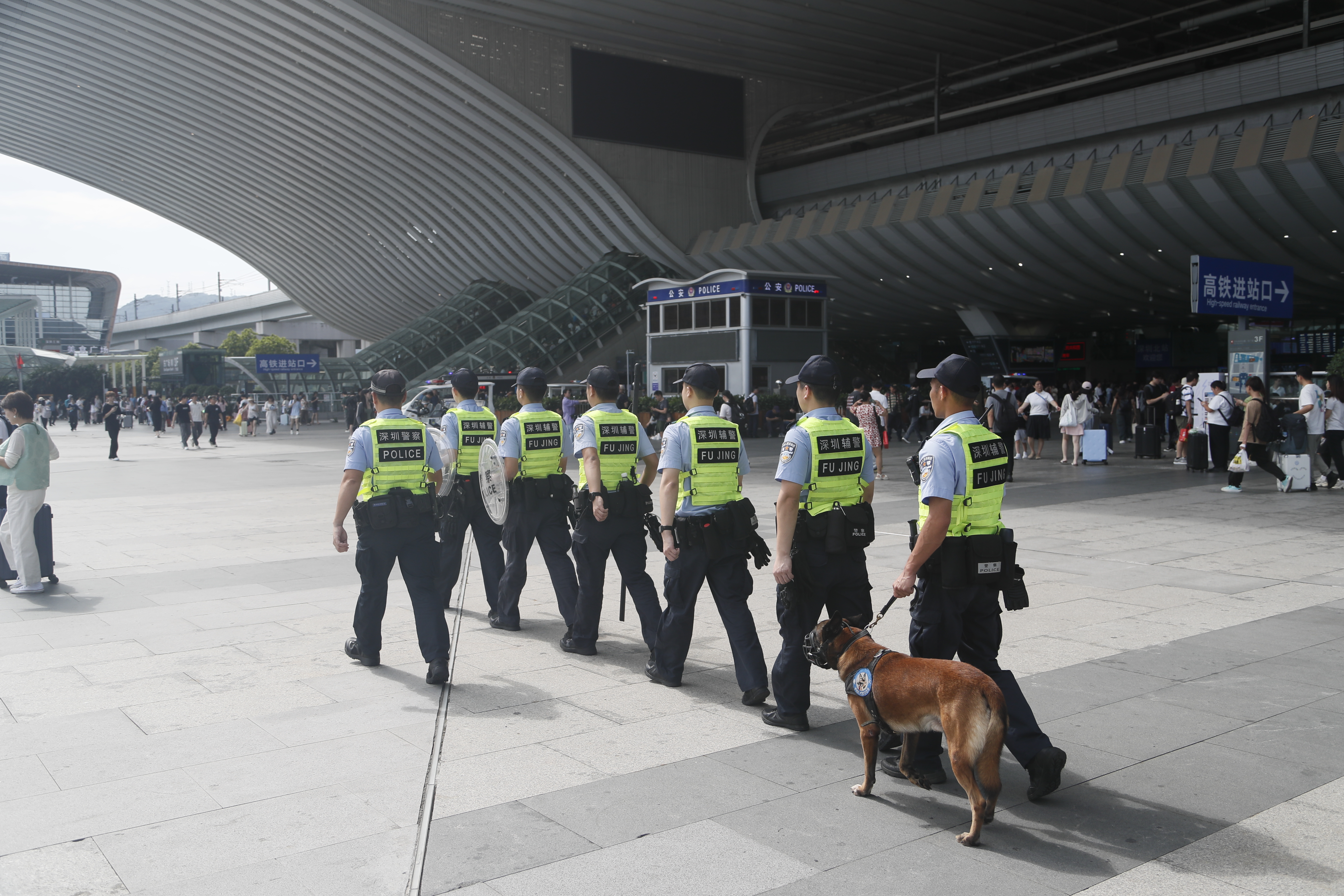 2024年9月1日,市公安局龙华分局执勤警力在深圳北携犬巡逻.JPG