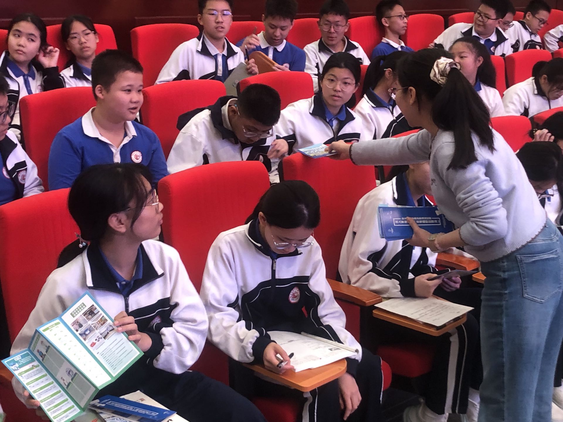 龙华中学(弘毅校区)宣传册1.jpg