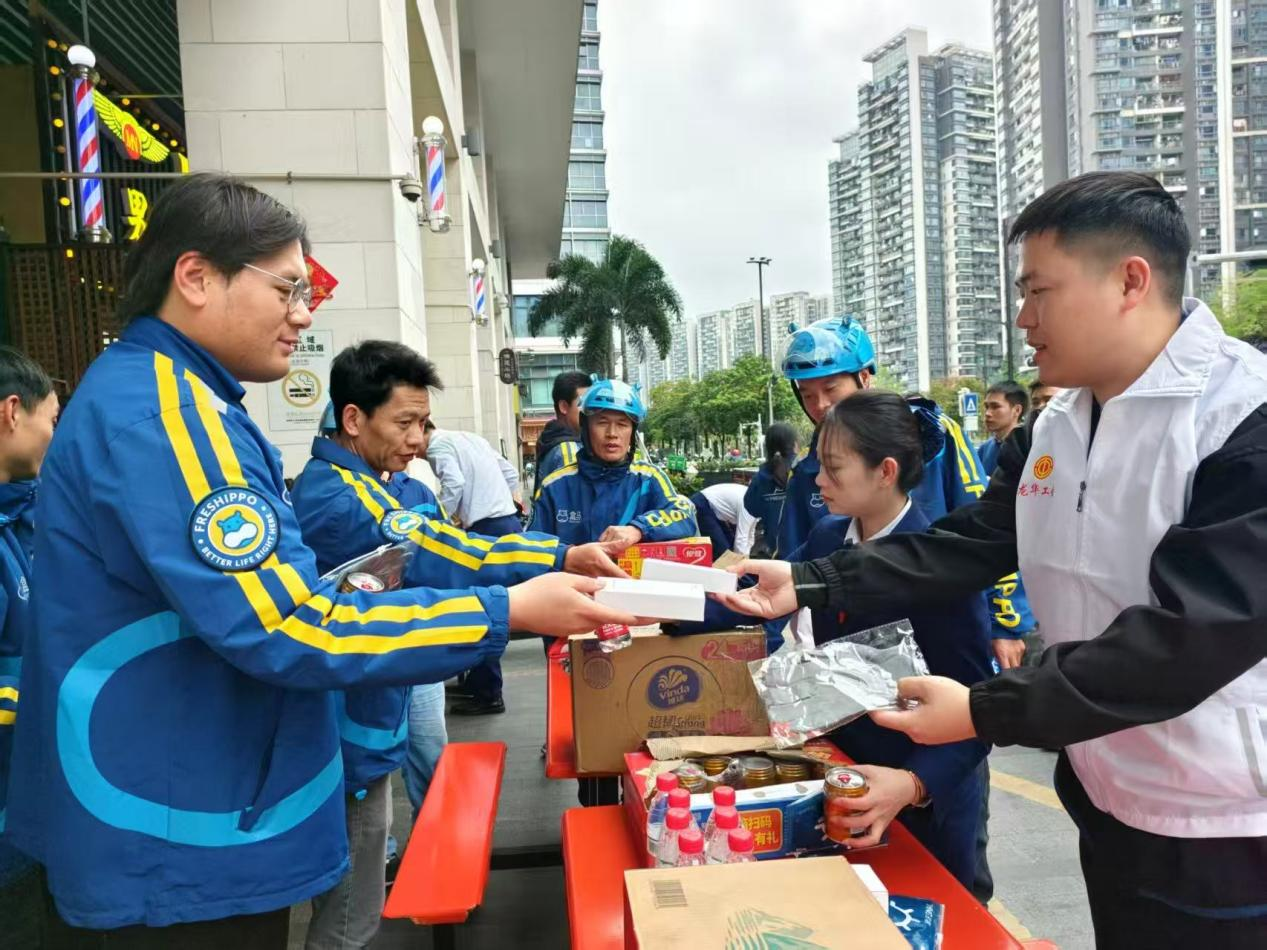 民治街道司法所为外卖骑手开展新就业群体普法关爱活动.png
