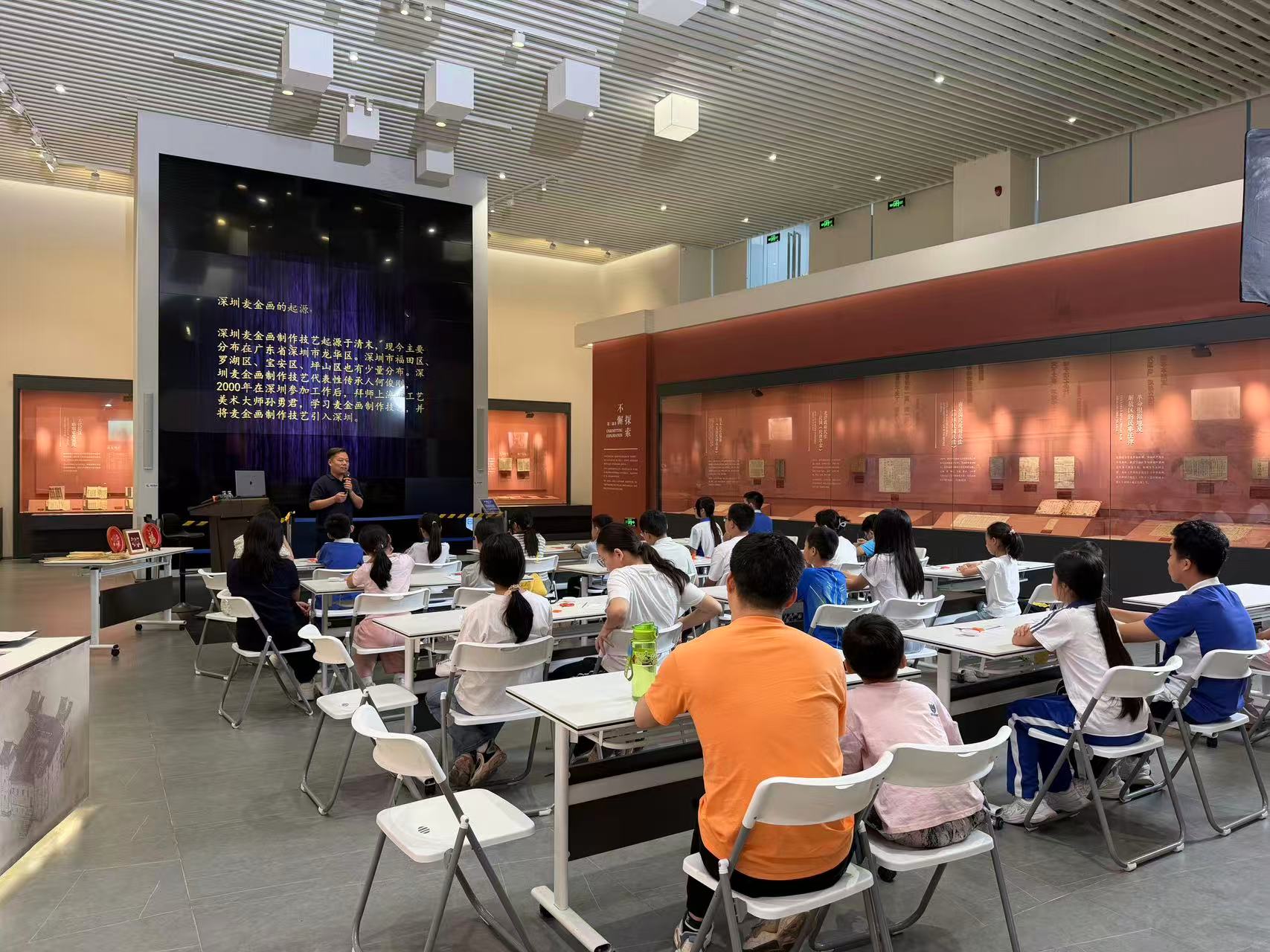 图1：民法博物馆邀请市级麦金画非遗传承人开展法艺学堂.jpg