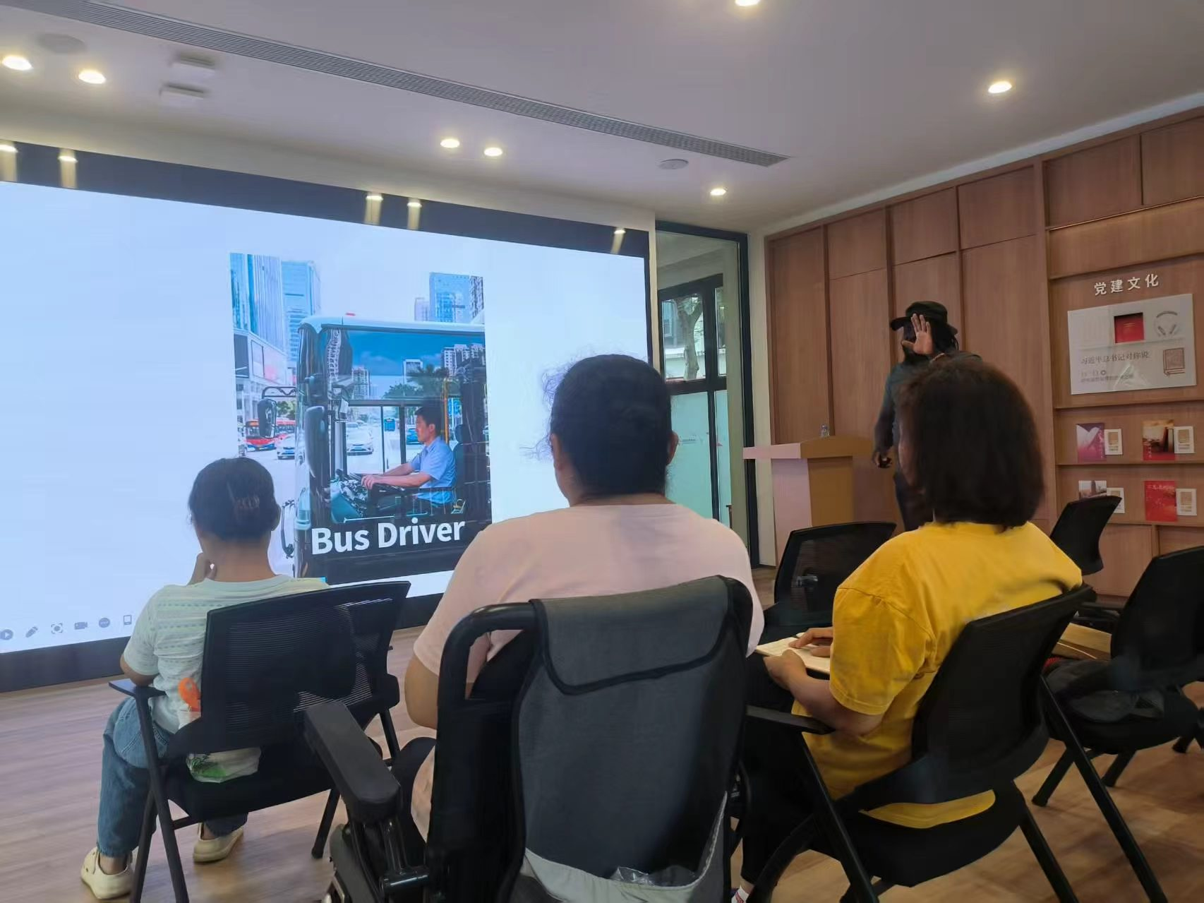 English training program supports intl. community building in Minzhi,longhua,longhua district,Longhua Government Online